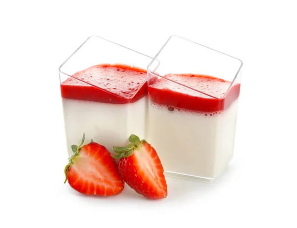 眼镜与美味草莓 Panna Cotta 在白色背景 — 图库照片