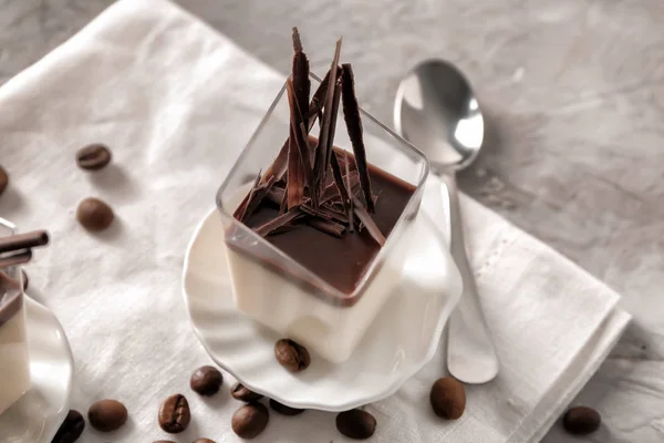 Vidro Com Saboroso Chocolate Panna Cotta Mesa — Fotografia de Stock