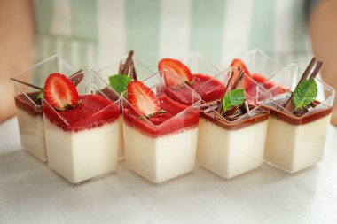 Lezzetli çikolata panna cotta ile ahşap tahta gözlük, closeup tutan kadın