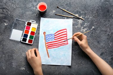 Amerikan ulusal bayrak kağıt üzerine resim kadın