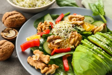 Ceviz plaka, closeup ile lezzetli taze salata