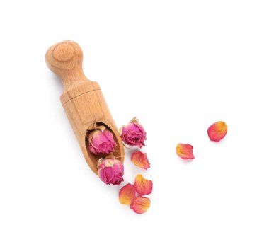 Beyaz arka plan üzerinde kurutulmuş güller ile ahşap kepçe