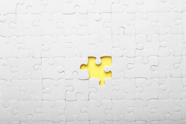 Eksik parça ile beyaz jigsaw puzzle