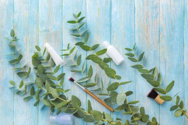 Kozmetik ve okaliptüs dallarda renk ahşap arka plan ile şişe