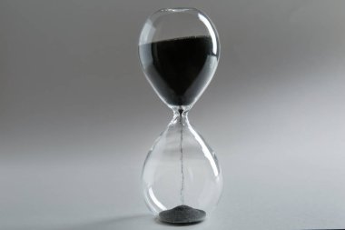 Kristal kum saati açık renkli üzerinde