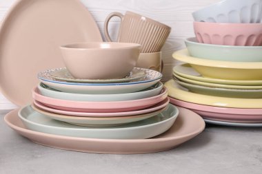 Temiz dishware gri masaya ayarla