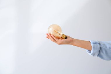 El ile Eko ampul ışık arka plan üzerinde