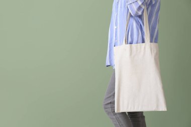 Renkli arka planda eko çantalı kadın