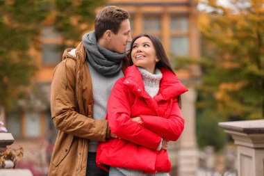 Seven genç çift romantik tarihte sonbahar park