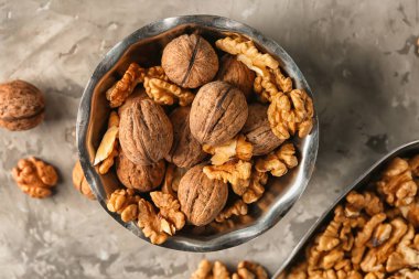 Gri masada lezzetli ceviz ile kase