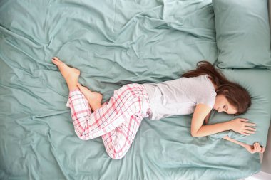 Evde yatağında uyuyan güzel genç kadın