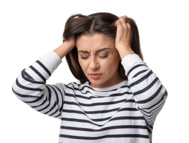 Beyaz arka plan üzerinde baş ağrısı çeken kadın