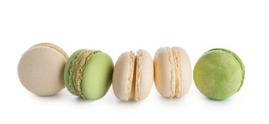 Beyaz arka plan üzerinde renkli tatlı macaroons