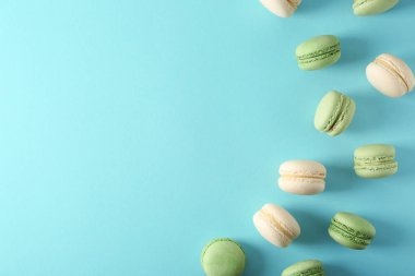 Renk arka plan üzerinde taze lezzetli macaroons