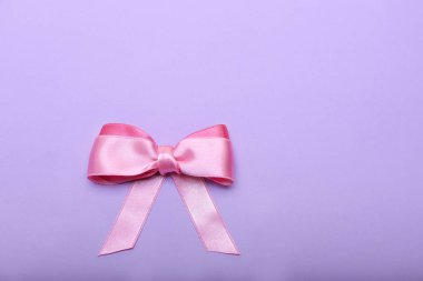 Renk arka plan üzerinde pembe kurdele güzel yay yapılmış