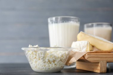 Ahşap Masa farklı süt ürünleri