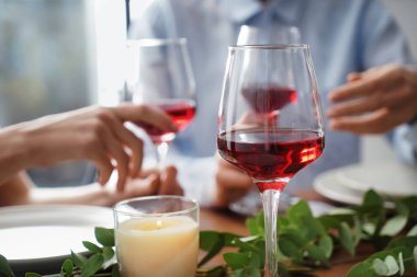 Parti için ayarla masada kırmızı şarap