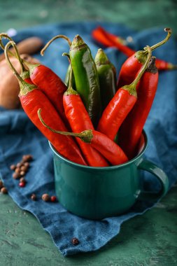 Renk tablosu üzerinde taze biber ile Kupası