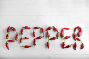 Word üstten görünüm Beyaz ahşap arka plan üzerinde kırmızı biber bakla ile yapılan biber