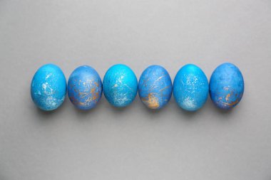 Paskalya yumurtaları gri arka plan üzerinde