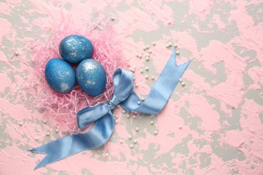 Renk arka plan üzerinde yuva ile Paskalya yortusu yumurta