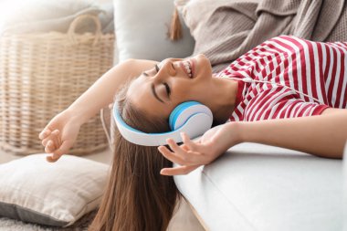 Güzel kadın evde müzik