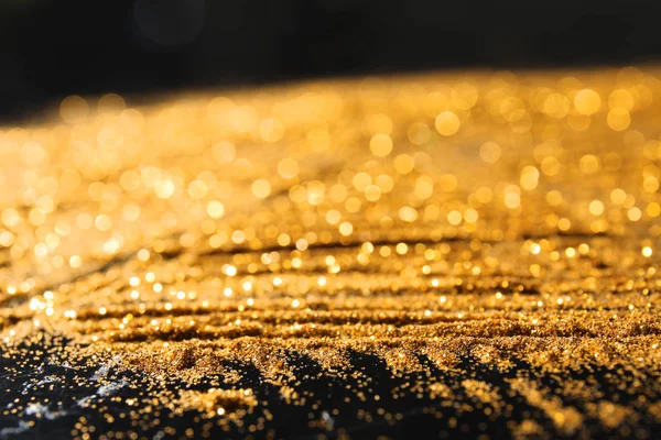 Koyu Arka Plan Closeup Üzerinde Altın Pırıltılar — Stok fotoğraf