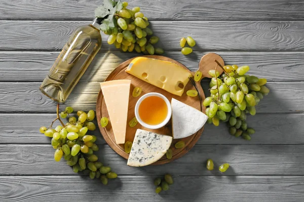 Bottle White Wine Cheese Ripe Grapes Wooden Table — Stock Photo, Image