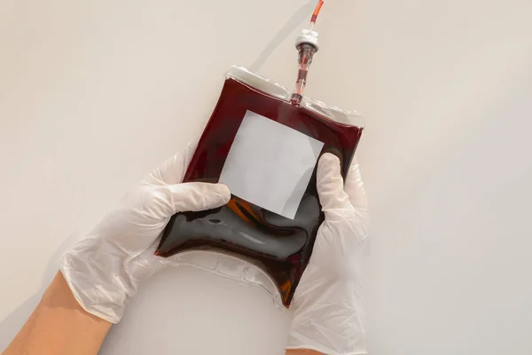 Mãos Luvas Segurando Bolsa Sangue Para Transfusão Fundo Branco — Fotografia de Stock