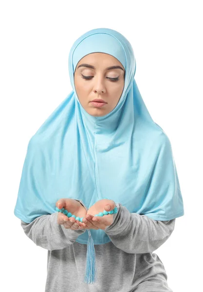 Junge Muslimische Frau Betet Auf Weißem Hintergrund — Stockfoto