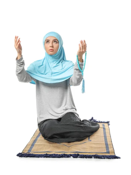 Junge Muslimische Frau Betet Auf Weißem Hintergrund — Stockfoto