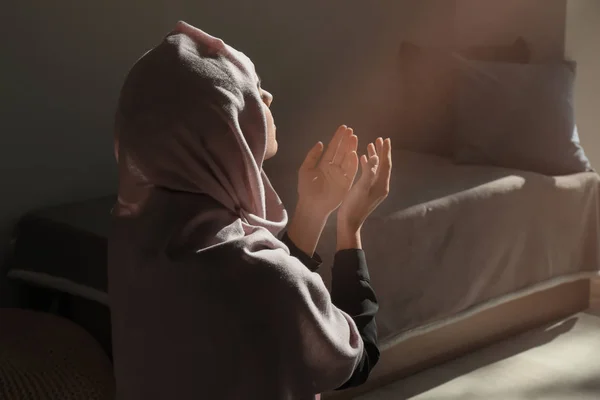 Genç Müslüman Kadın Evde Namaz Kılıyor — Stok fotoğraf