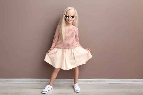 Roztomilá Dívka Módní Oblečení Barvu Zdi — Stock fotografie