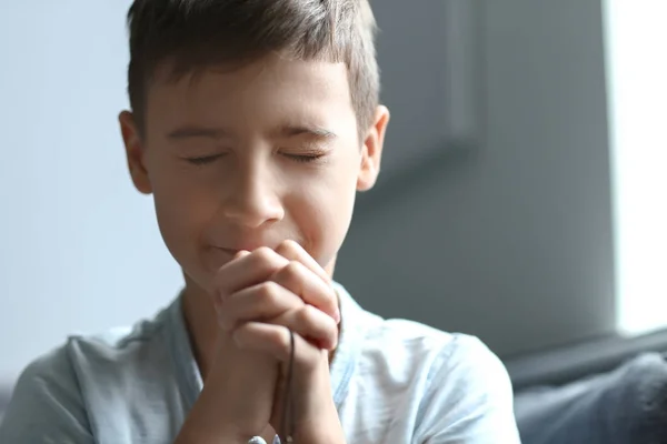 Mały Chłopiec Modląc Się Domu — Zdjęcie stockowe