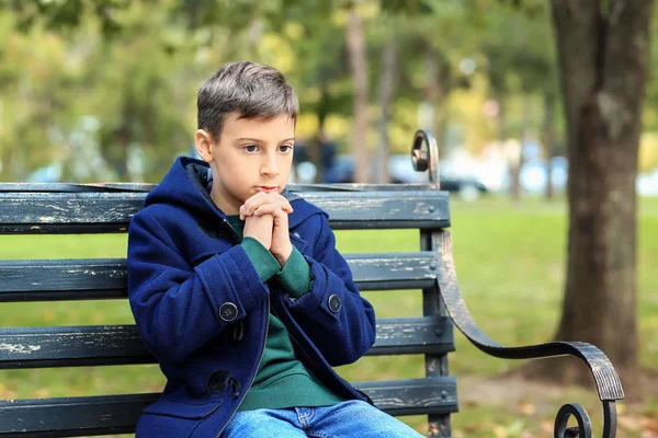 Молящийся Маленький Мальчик Сидит Скамейке Парке — стоковое фото