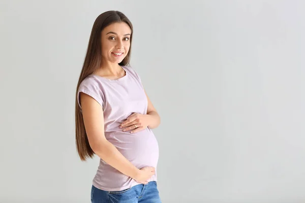 Hermosa Mujer Embarazada Sobre Fondo Claro — Foto de Stock
