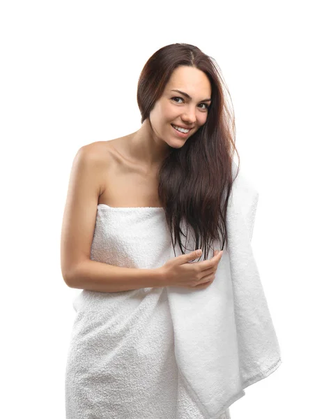 美丽的年轻女子擦头发后 淋浴在白色背景 — 图库照片