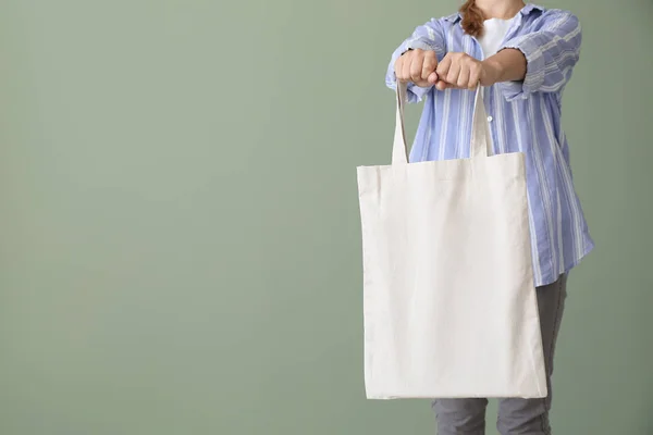 Mujer Con Bolsa Ecológica Sobre Fondo Color — Foto de Stock