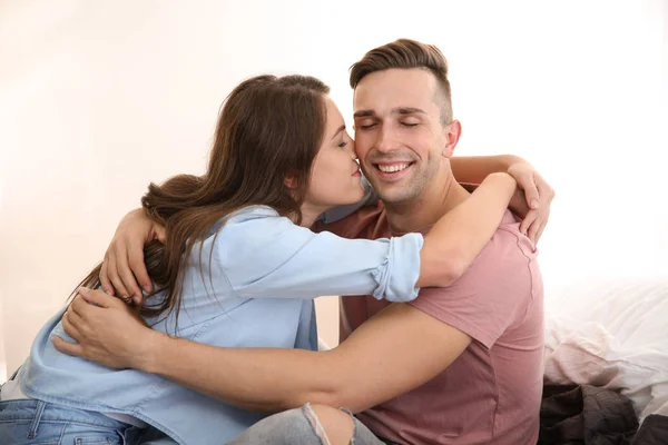 Pareja Amorosa Relajándose Cama — Foto de Stock