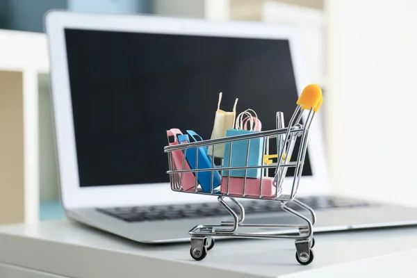 Small Cart Laptop Table Internet Shopping Concept — Stock Photo, Image