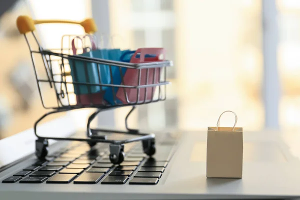 Small Paper Bag Cart Laptop Internet Shopping Concept — Stock Photo, Image