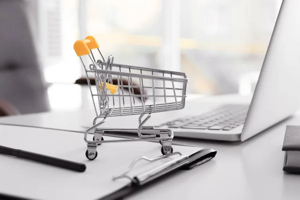 Small Cart Laptop Table Internet Shopping Concept — Stock Photo, Image