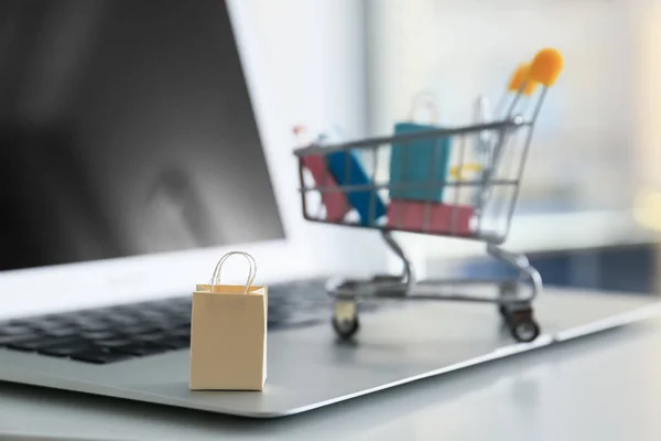 Small Paper Bag Cart Laptop Internet Shopping Concept — Stock Photo, Image