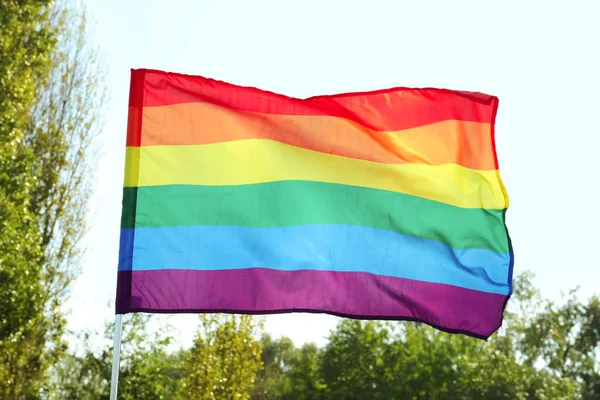 Ondeando Bandera Lgbt Arco Iris Aire Libre — Foto de Stock