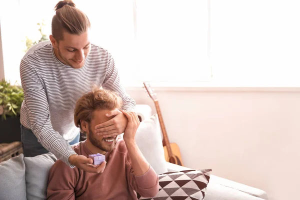 Man Giving Present His Boyfriend Home — Stock Photo, Image