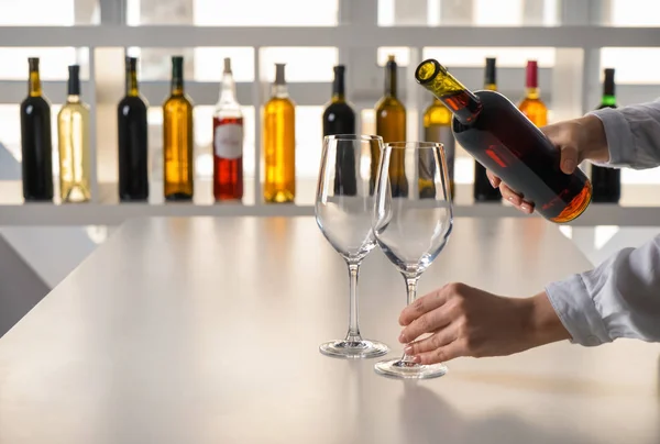 Mujer Vertiendo Sabroso Vino Vaso Sobre Mesa — Foto de Stock