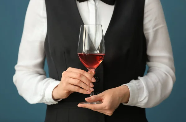 服务员与葡萄酒在颜色背景 特写镜头 — 图库照片