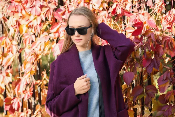 Hermosa Joven Con Gafas Sol Parque Otoño —  Fotos de Stock