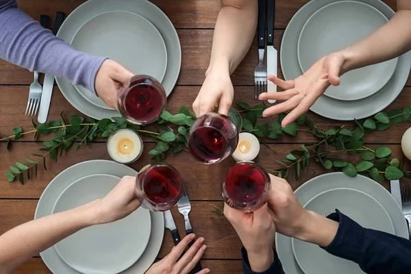 Amigos Bebiendo Vino Restaurante — Foto de Stock