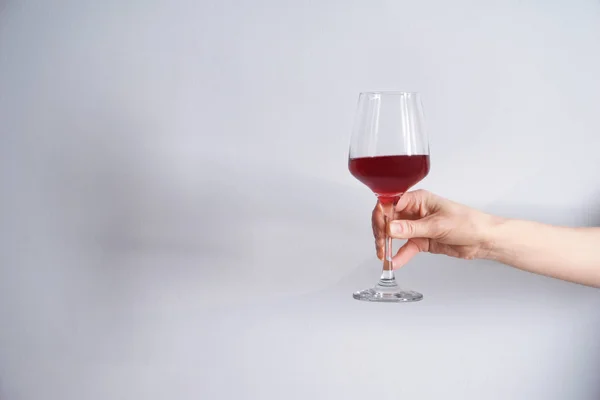 Mano Femminile Con Bicchiere Vino Rosso Sfondo Bianco — Foto Stock